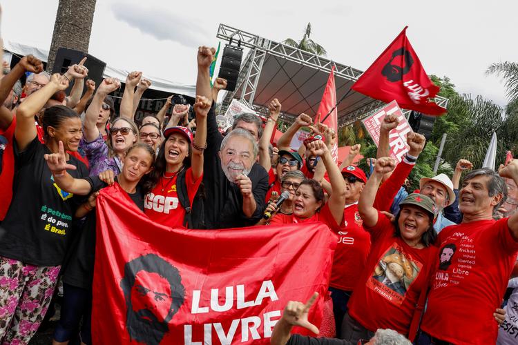 Tilhængere af Lula har demonstreret foran retsbygningen i byen Curitiba. Foto: Rodolfo Buhrer/Ritzau Scanpix