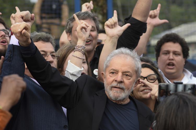 Brasiliens tidligere præsident Luiz Inacio Lula da Silva, der er dømt for korruption, forlader her fængslet. Foto: Henry Milleo/Ritzau Scanpix