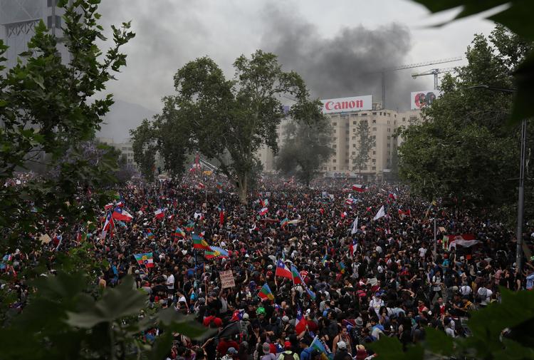 Demonstranterne var igen på gaden fredag i Santiago, Chile. 
   Foto: Pablo Sanhueza/Ritzau Scanpix