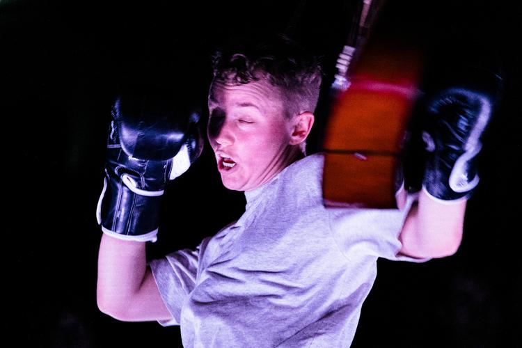 Maxe Alicia, som lige er færdiguddannet fra Det Rytmiske Musikkonservatorium, gik fem runder i bokseringen mod sin akustiske guitar. Foto: Malthe Folke Ivarsson
