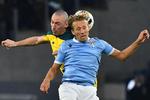 Celtics rutinerede Scott Brown (tv.) og Lazios lige så rutinerede Lucas Leiva i hovedstødsduel under en Europa League-kamp torsdag aften i Rom. Hovederne blev flittigt brugt, og risikoen for sammenstød var absolut til stede.   Foto: Tiziana Fabi/Ritzau Scanpix