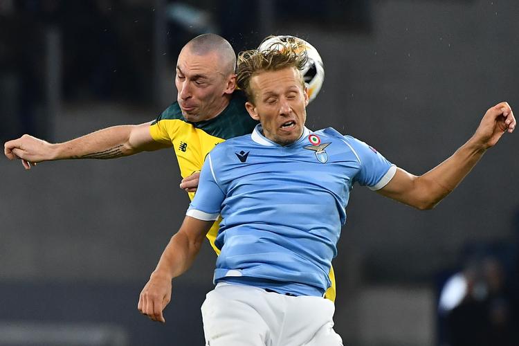 Celtics rutinerede Scott Brown (tv.) og Lazios lige så rutinerede Lucas Leiva i hovedstødsduel under en Europa League-kamp torsdag aften i Rom. Hovederne blev flittigt brugt, og risikoen for sammenstød var absolut til stede.   Foto: Tiziana Fabi/Ritzau Scanpix