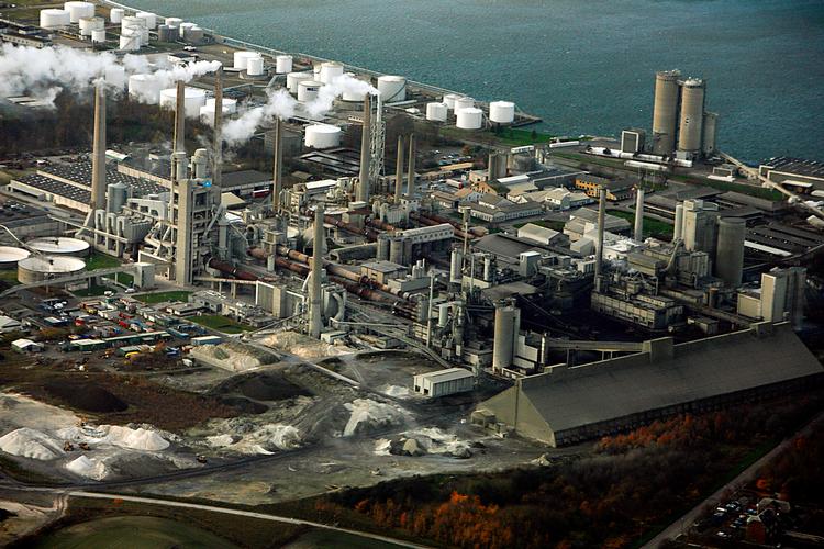 I de brandvarme ovne hos cementproducenten Aalborg Portland udledes masser af CO2, når kridt omdannes til cement. Men statsminister Mette Frederiksen besøgte for nylig fabrikken og har fastslået:  Vi kommer ikke til at lukke Aalborg Portland.




   Foto: Thomas Borberg/POLFOTO