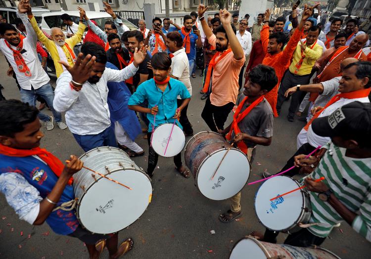 Hindunationalister fejrer den indiske højesterets kendelse, der giver hinduerne råderet over et omdiskuteret stykke jord i byen Ayodhya, hvor en moské blev ødelagt for 27 år siden. Overalt i Indien var der truffet skærpede sikkerhedsforanstaltninger i forbindelse med afsigelsen af højesteretskendelsen. Foto: Amit Dave/Ritzau Scanpix