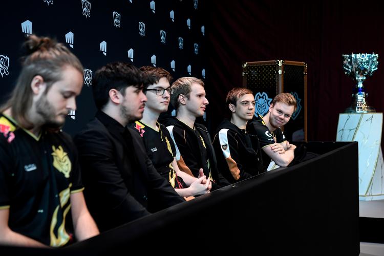League of Legends-holdet G2 med de to danskere Martin ‘Wunder’ Hansen (længst th.) og supertalentet Rasmus ‘Caps’ Winther (næstlængst), er udpeget som favoritter til at vinde VM. De kan for første gang i syv år vælte et asiatisk hold af tronen som verdensmestre.   Foto: Alain Jocard/Ritzau Scanpix