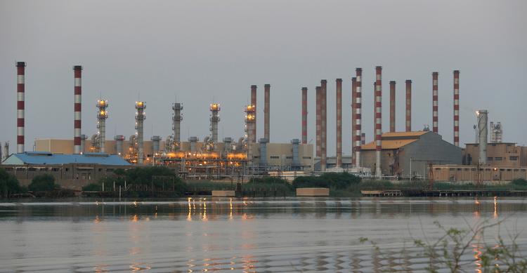 Iran har opdaget et nyt oliefelt, der vil øge landets reserver med en tredjedel. På billedet ses Abadan olie raffinaderi i den sydvestlige del af Iran. Foto: Essam Al Sudani/Ritzau Scanpix