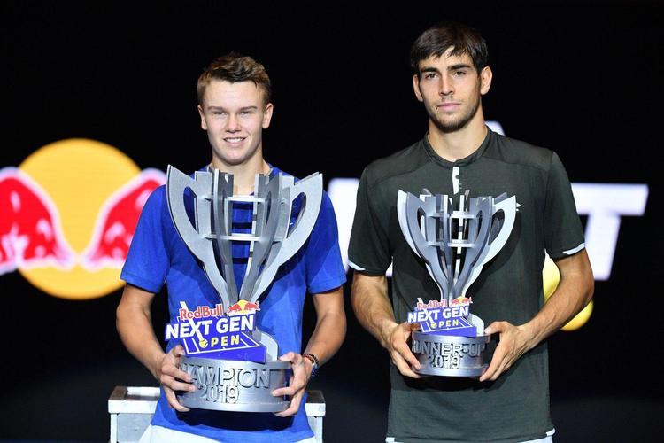 16-årige Holger Rune (tv.) besejrede 21-årige Enrico Dalla Valle i fem sæt i finalen ved Red Bull's invitationsturnering Next Gen Open i Milano, hvor Dalla Valles landsmand Jannik Sinner overraskende vandt ATP's Next Gen Finals-stævne. Foto: Privat 