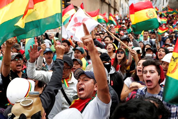 Demonstranter har natten til søndag dansk tid stormet redaktionslokaler, der tilhører to statsejede medier i Bolivias hovedstad, La Paz. Foto: Carlos Garcia Rawlins/Ritzau Scanpix