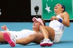 Da Kristina Mladenovic og Caroline Garcia søndag havde vundet doublen i Perth, fik tårerne frit løb, for da havde Frankrig også sejret i Fed Cup-finalen.
   Foto: Tony Ashby/Ritzau Scanpix