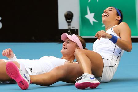 Da Kristina Mladenovic og Caroline Garcia søndag havde vundet doublen i Perth, fik tårerne frit løb, for da havde Frankrig også sejret i Fed Cup-finalen.
   Foto: Tony Ashby/Ritzau Scanpix