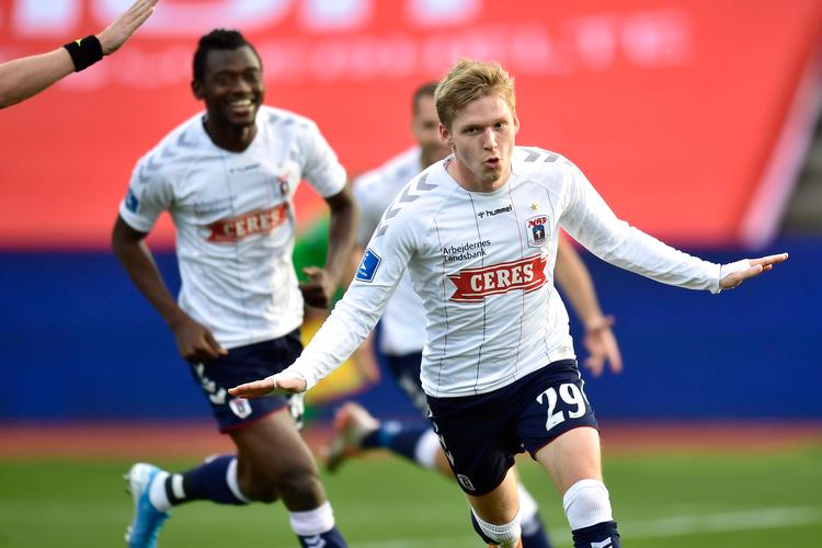 AGF's Bror Blume fejrer en smuk scoring søndag hjemme i Aarhus, hvor gæsterne fra Sønderjske oplevede den værst tænkelige start.   Foto: Bo Amstrup/Ritzau Scanpix