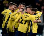 Samuel Mraz (nr. 2 fra højre) har her scoret til 2-0 for Brøndby søndag, og holdkammeraterne fejrer ham grundigt på Brøndby Stadion.   Foto: Lars Poulsen/POLFOTO