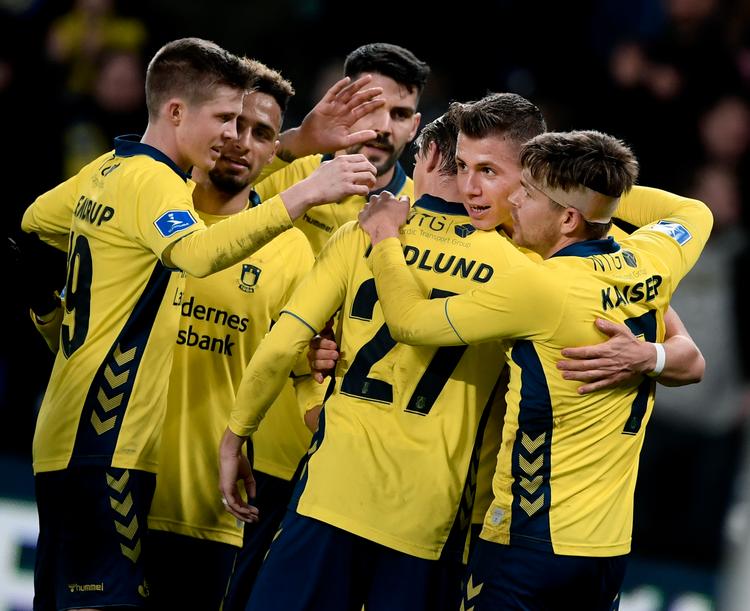 Samuel Mraz (nr. 2 fra højre) har her scoret til 2-0 for Brøndby søndag, og holdkammeraterne fejrer ham grundigt på Brøndby Stadion.   Foto: Lars Poulsen/POLFOTO