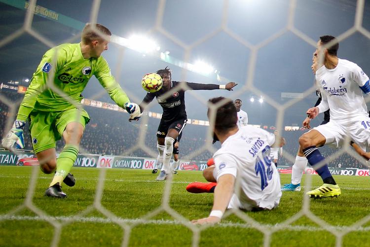 Med to mål var Sory Kaba - der her scorer til 1-0 - en væsentlig figur i FC Midtjyllands sejr på 4-1 over FC København søndag aften i Herning. Foto: Jens Dresling/POLFOTO