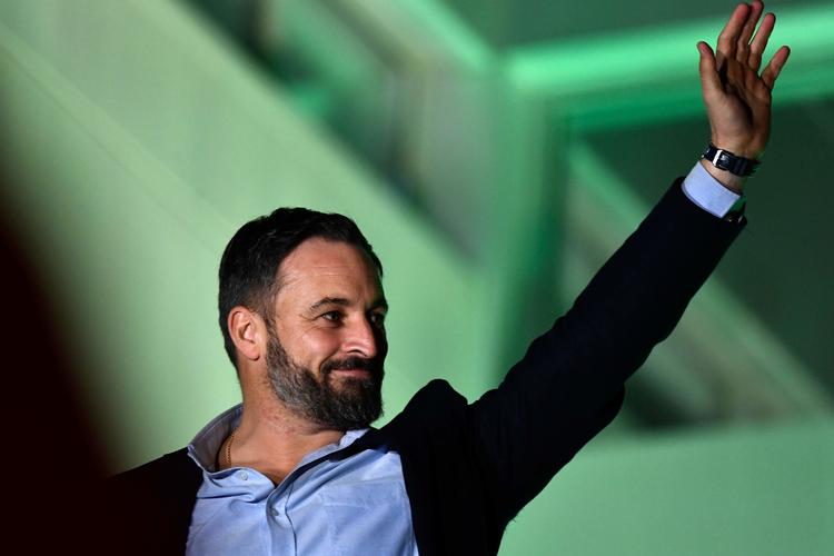 Ved valget i april fik det det indvandrerfjendtlige nationalistparti Vox 10,3 procent af stemmerne. I aftes kunne partileder Santiago Abascal fejre en fremgang fra 24 til 53 mandater. Partiet er dermed landets tredjestørste parti. Foto: Oscar del Pozo/Ritzau Scanpix