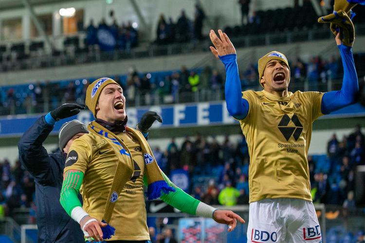 Ohi Omoijuanfo (th.) er norsk mester med Molde.
   Foto: Svein Ove Ekornesvåg/Ritzau Scanpix