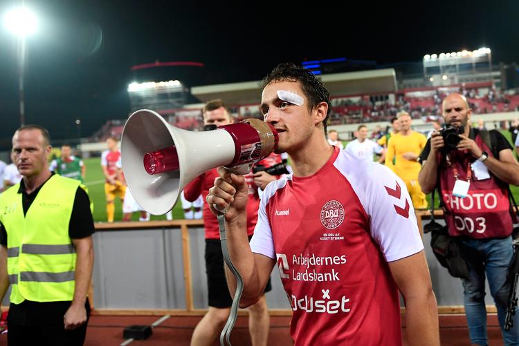 På fredag spiller Danmark mod Gibraltar i Parken. En kamp, der vanen tro kan ses på Kanal 5. For YouSees og Fullrates kunder er det den næstsidste landskamp, de kommer til at kunne se i deres tv-pakke. På billedet ses Thomas Delaney, der hylder de danske fans, sidst Danmark spillede mod Gibraltar. Og vandt 6-0.     Foto: Lars Poulsen/POLFOTO