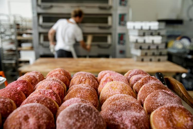 Lille Bakery laver berlinere, man gerne kører hele vejen til Refshaleøen for at ondulere.
   Foto: Mads Nissen/POLFOTO
