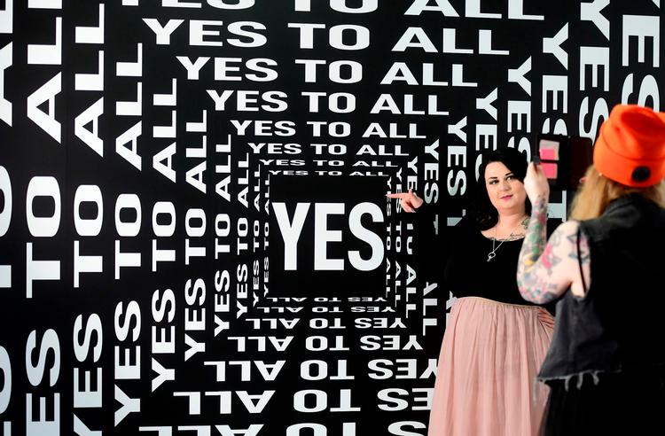 En kvinde lader sig fotografere på 'Supercandy Pop-Up Museum Vol 2' i Køln. Det er et interaktivt museum, der tilbyder særlig instagramvenlige baggrunde til gæsternes fotos.      Foto: Ina Fassbender/Ritzau Scanpix