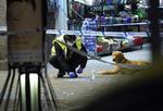Svensk politi fotograferet i lørdags, hvor de undersøger gerningsstedet, hvor den 15-årige blev skudt og dræbt.  Foto: 50090 Johan Nilsson/tt/Ritzau Scanpix
