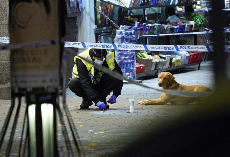 Svensk politi fotograferet i lørdags, hvor de undersøger gerningsstedet, hvor den 15-årige blev skudt og dræbt.  Foto: 50090 Johan Nilsson/tt/Ritzau Scanpix