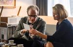 Kvindebedåreren Walter Gropius (August Diehl) og journalisten Stine Branderup (Trine Dyrholm).  Foto: Julia Terlung/ZDF