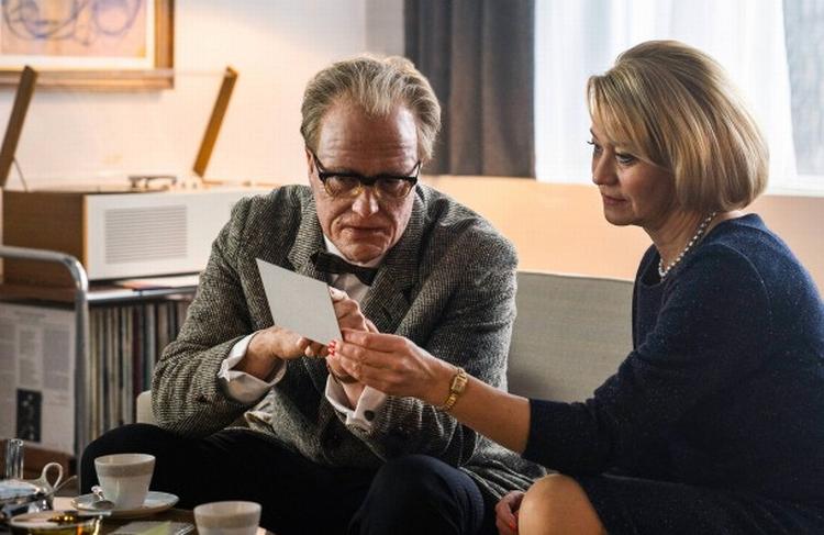 Kvindebedåreren Walter Gropius (August Diehl) og journalisten Stine Branderup (Trine Dyrholm).  Foto: Julia Terlung/ZDF
