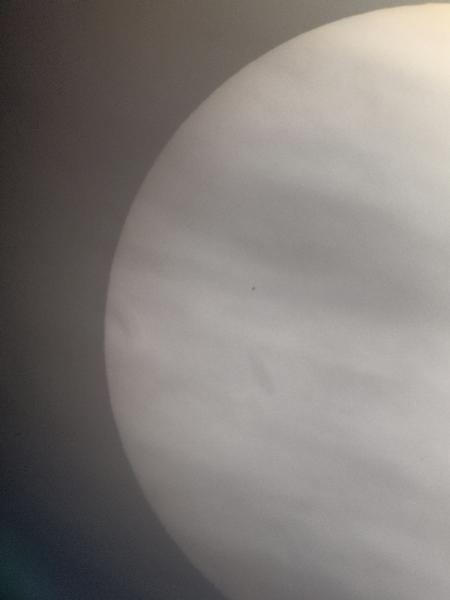 Niels-Jørgen Tinghuus tog dette billede af Merkur-passagen med sin mobiltelefon, som han havde placeret på okularet på et af teleskoperne hos Brorfelde Observatorium. Kan du se den lille prik? Foto: Niels-Jørgen Tinghuus