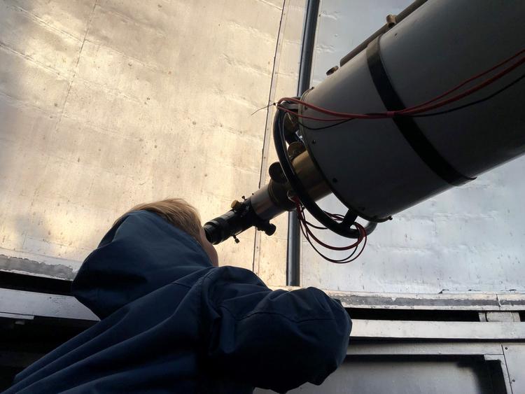 Asger på 10 år ser planeten Merkur passere solen gennem et teleskop hos Brorfelde Observatorium. Foto: Brorfelde Observatorium