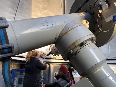 Der var trængsel ved teleskoperne hos Brorfelde Observatorium ved dagens Merkur-passage. Her får en lille dreng lov til at nyde det sjældne syn. Foto: Brorfelde Observatorium