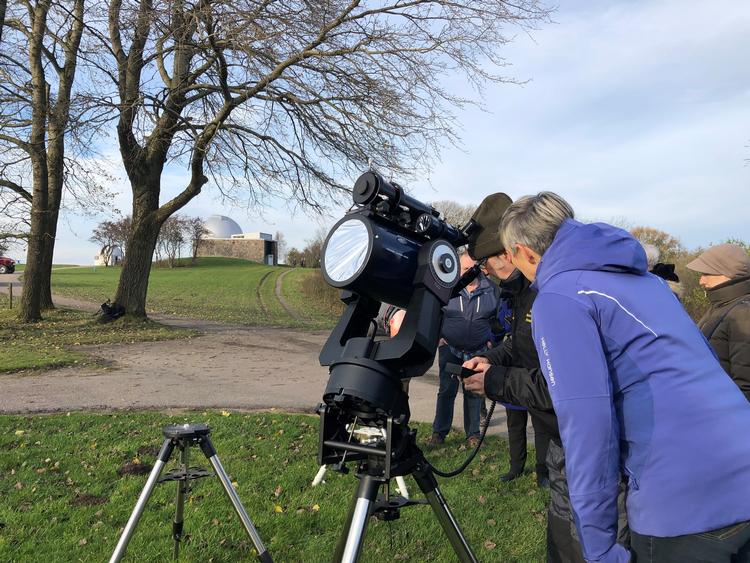 Sådan ser et solfilter ud. Det skal man bruge, når man observerer Solen, så man ikke får skader på øjet. Foto: Brorfelde Observatorium