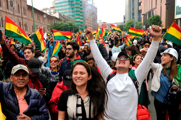 Indbyggere i La Paz strømmer ud i gaderne, hvos de jubler over Marales' afgang. 
 Foto: Jorge Bernal/Ritzau Scanpix