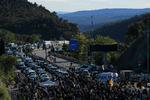 
   En kommende spansk regering står overfor fortsat uro i Catalonien. Mandag blokerede aktivister fra separatistgruppen Tsunami motorvej A7 mellem Spanien og Frankrig i protest mod fængslingen af løsrivelsesledere.  .
   Foto: Lluis Gene/Ritzau Scanpix