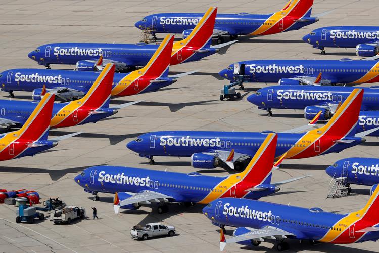 En række af flyselskabet Southwest Airlines Boeing 737 MAX 8-maskiner er parkeret ved Victorville Airport i Californien. Foto: Mike Blake/Ritzau Scanpix