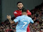 Da Liverpool mødte Manchester City i Premier League søndag, kom det mod kampens slutning til sammenstød mellem hjemmeholdets Joe Gomez og Citys Raheem Sterling. Den duel har også kostet for Sterling på landsholdsplan.
   Foto: Carl Recine/Ritzau Scanpix