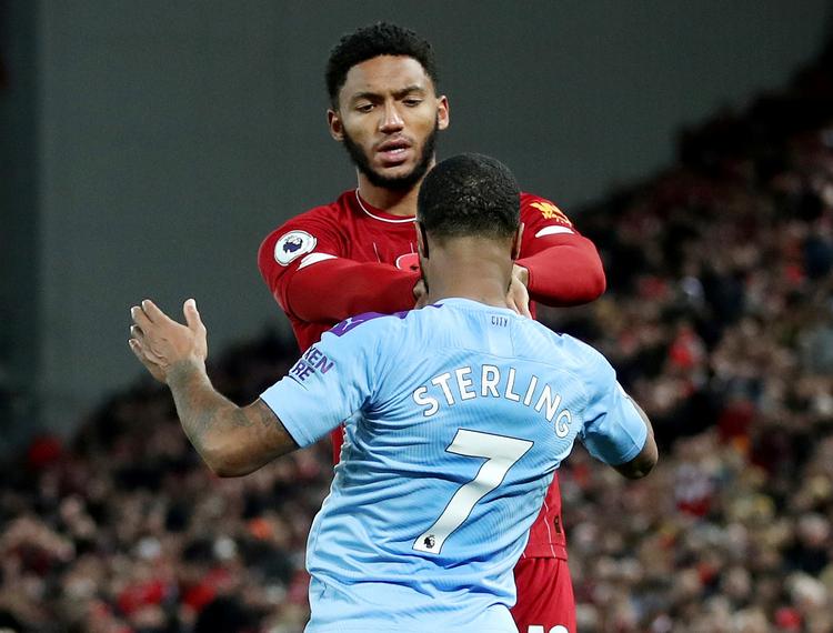 Da Liverpool mødte Manchester City i Premier League søndag, kom det mod kampens slutning til sammenstød mellem hjemmeholdets Joe Gomez og Citys Raheem Sterling. Den duel har også kostet for Sterling på landsholdsplan.
   Foto: Carl Recine/Ritzau Scanpix