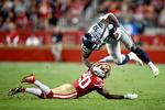 Chris Carson fra Seattle Seahawks (th.) undviger lige akkurat San Francisco 49ers' Jimmie Ward under den intense kamp natten til tirsdag dansk tid.  Foto: Ezra Shaw/Ritzau Scanpix