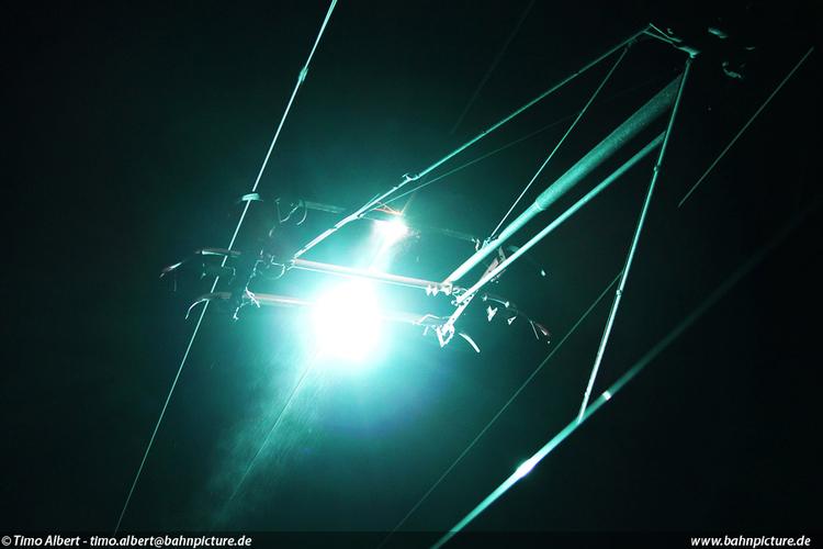 På internettet kan man finde mange flotte videoer af mødet mellem højspænding og strømaftagere. Her er det dog lykkedes den tyske jernbanefotograf Timo Albert at fange gnister og lysbuer fra en nat med is på køreledningen. Foto: Timo Albert