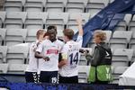 AGF'eren Jens Stage tiljubles af holdkammeraterne, efter han har bragt Aarhus-klubben foran på hjemmebane mod FCK i sidste sæson. Siden skiftede han Aarhus ud med København.  Foto: Jens Dresling/POLFOTO