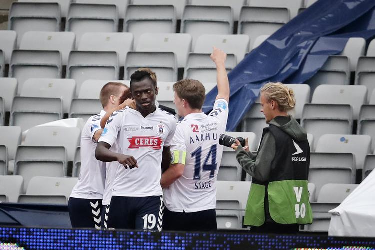 AGF'eren Jens Stage tiljubles af holdkammeraterne, efter han har bragt Aarhus-klubben foran på hjemmebane mod FCK i sidste sæson. Siden skiftede han Aarhus ud med København.  Foto: Jens Dresling/POLFOTO