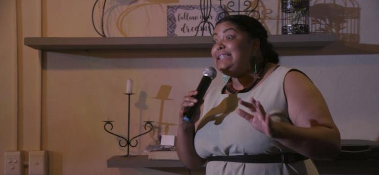 Arlene Peterson i Capetown prøver at skabe humor på basis af dagligdagen i Lavender Hill, der trods det idylliske navn lægger jord til blodige bandekonflikter.  Foto: DR