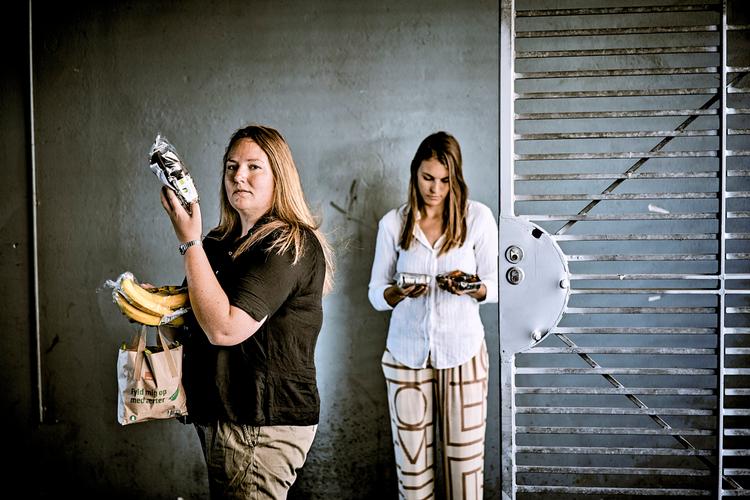 Camilla Kerlauge og Maria Flyvbjerg Bo står bag to apps  deriblandt CO2Food.   Foto: Steven Achiam