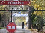 En angiveligt amerikansk IS-kriger blev mandag afvist af de græske grænsevagter, da Tyrkiet forsøgte at slippe af med ham. Her er han fanget i ingenmandsland af et tv-hold på den tyrkiske side ved byen Edirne.   Foto: Dha/Ritzau Scanpix