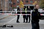 Driften blev forstyrret, efter at politiet havde modtaget en anmeldelse om et knivstikkeri på Rolfs Plads på Frederiksberg. 

   Foto: Finn Frandsen/POLFOTO