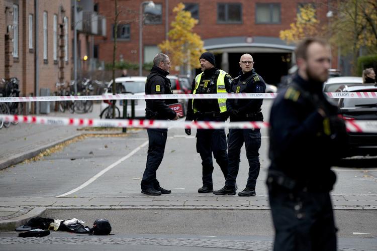 Driften blev forstyrret, efter at politiet havde modtaget en anmeldelse om et knivstikkeri på Rolfs Plads på Frederiksberg. 

   Foto: Finn Frandsen/POLFOTO