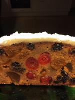 Lag på lag af rosiner, svesker, figner, kandiserede pærer, citronskal, pomerans, sukat og andre juveler, godt indvædet i rom, gør julekagen til noget af en bombe. Foto: Marie Holm