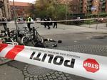 Københavns Politi rykkede ud til en anmeldelse om et knivstikkeri på Rolfs Plads tæt på Frederiksberg Svømmehal. Foto: Finn Frandsen