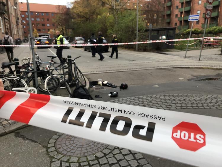 Københavns Politi rykkede ud til en anmeldelse om et knivstikkeri på Rolfs Plads tæt på Frederiksberg Svømmehal. Foto: Finn Frandsen