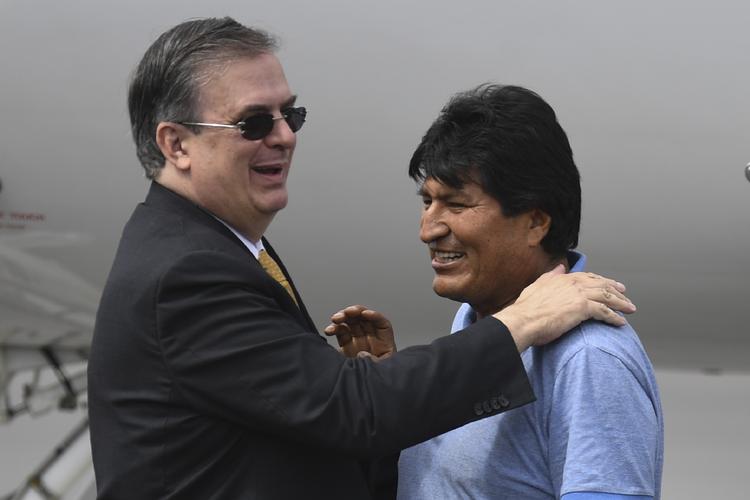 
    Mexicos udenrigsminister Marcelo Ebrard (tv.)) tager imod Bolivias afsatte præsident Evo Morales. Foto: Pedro Pardo/Ritzau Scanpix