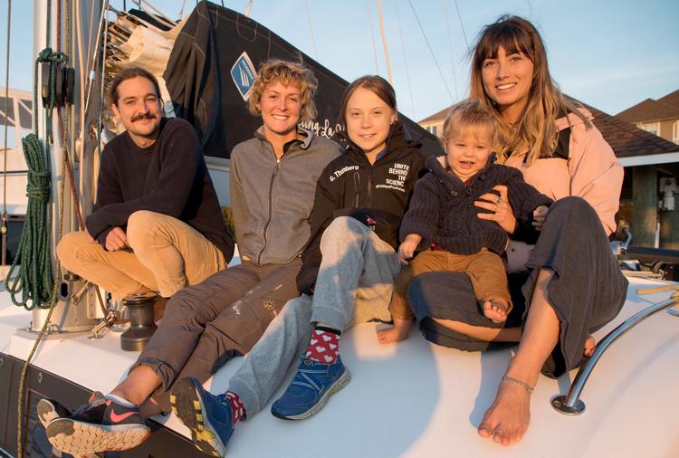 Greta Thunberg har fået et lift til Europa af det australske par Elayna Carausu på 26 år og Riley Whitelum på 35 år, som sejler med deres et år gamle søn, Lenny, samt den 26-årige professionelle britiske sejler Nikki Henderson. Foto: @gretathunberg/Ritzau Scanpix